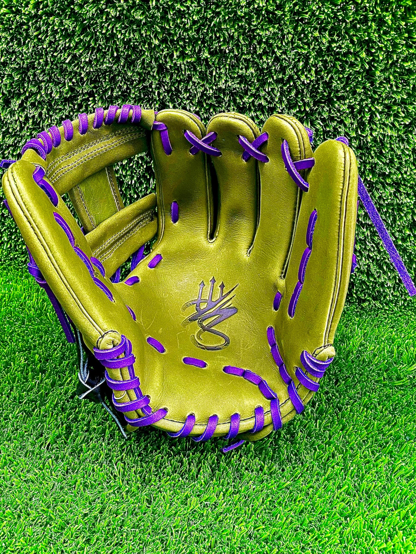 Adult 11.5 in - Crown Tip Infielder Glove